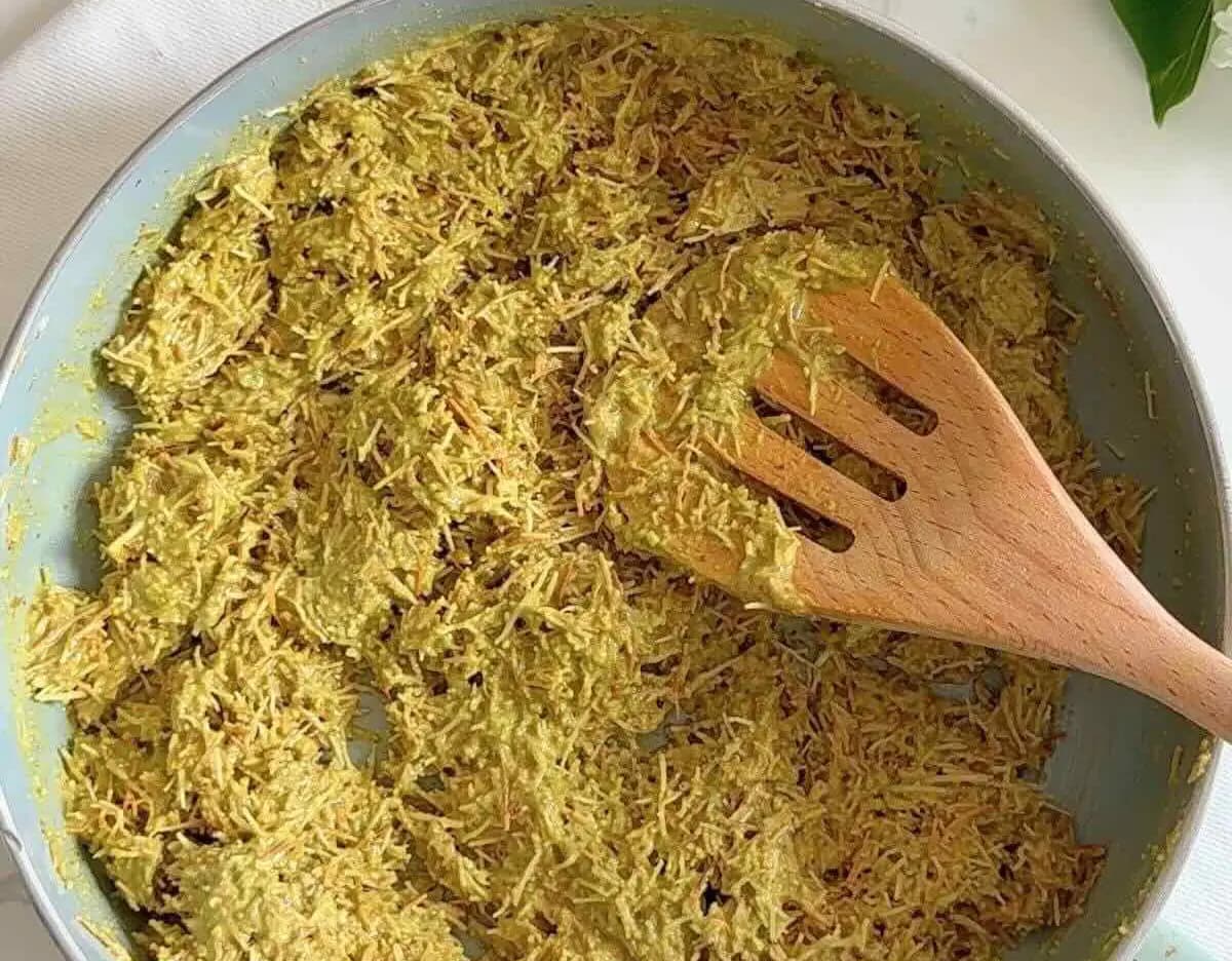 الكنافة المخبوزة المقرمشة ممزوجة بكريمة الفستق الخضراء الغنية