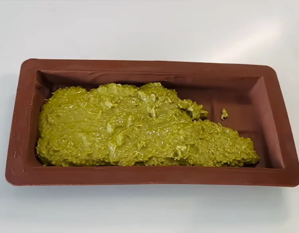 سكب حشوة الفستق والكنافة داخل قوالب الشوكولاتة
